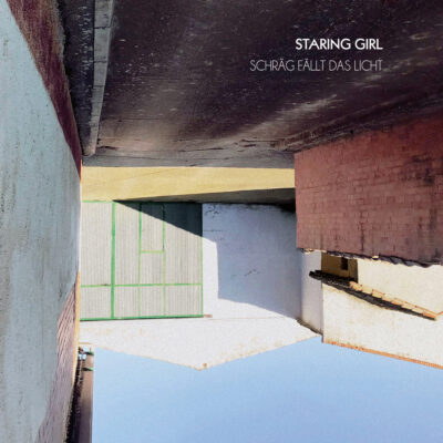 Staring Girl - Schräg fällt das Licht
