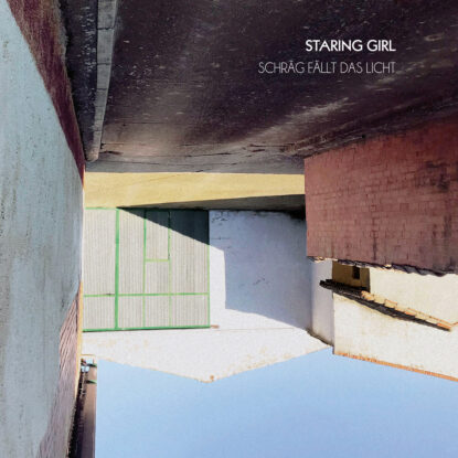 Staring Girl - Schräg fällt das Licht